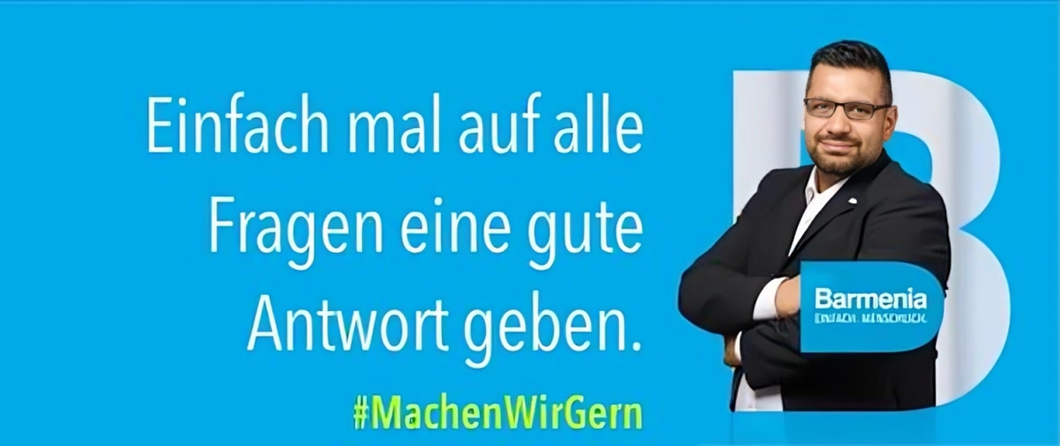 Versicherungsvermittlung Keskin - Bei diesem Bild handelt es sich um ein Werbebanner für die Versicherungsgesellschaft Barmenia, auf dem ein Mann vor einem blauen Hintergrund mit einem großen Buchstaben „B“ steht.